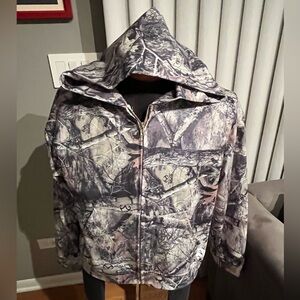Men’s akimbo real tree edge hoodie jacket in great camo pattern. Size small.